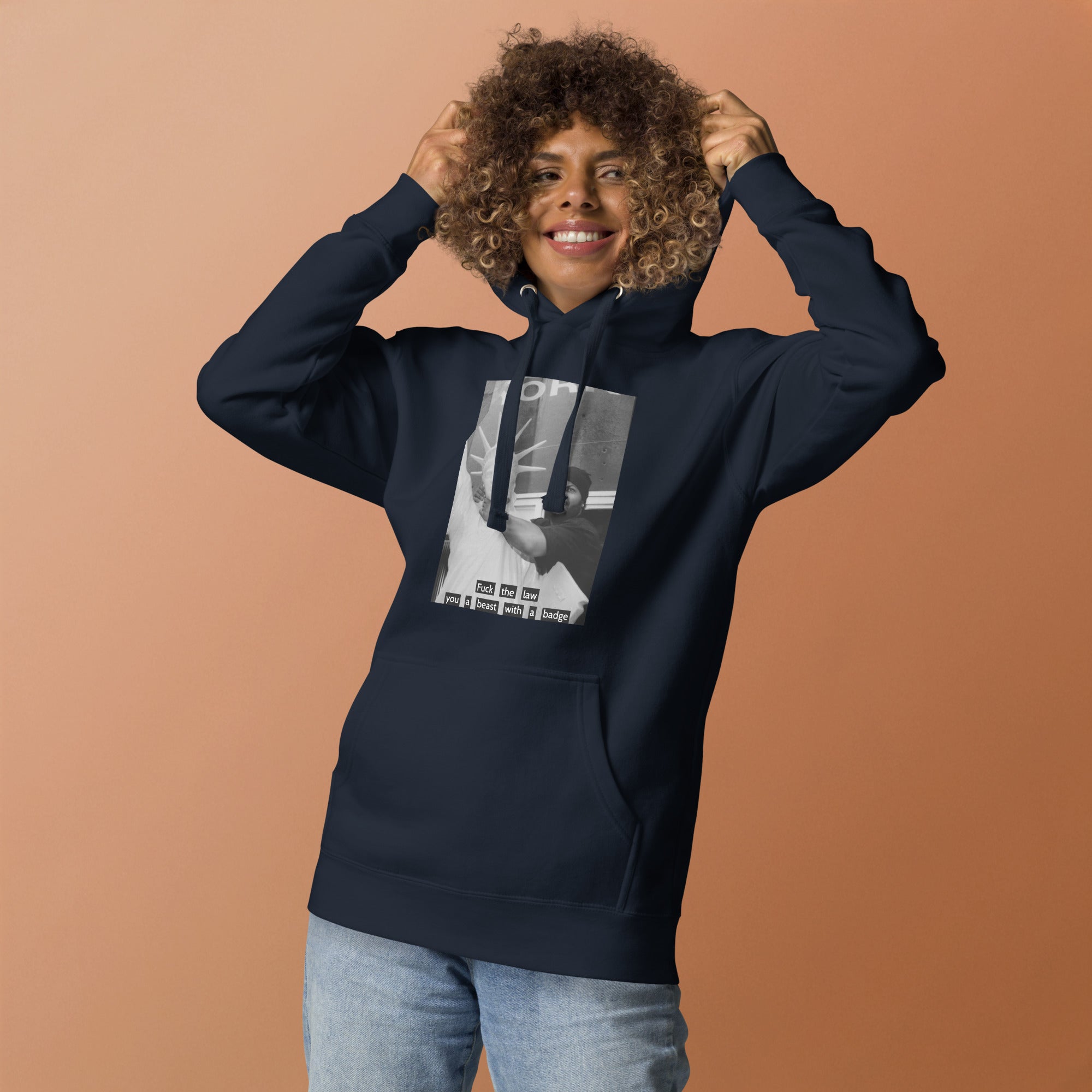 Ice Cube Unisex Premium Baumwoll-Hoodie – Scheiß auf das Gesetz, du bist ein Tier mit Abzeichen